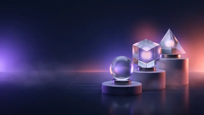 Uma esfera, um cubo e uma pirâmide de vidro em três pedestais de alturas diferentes.