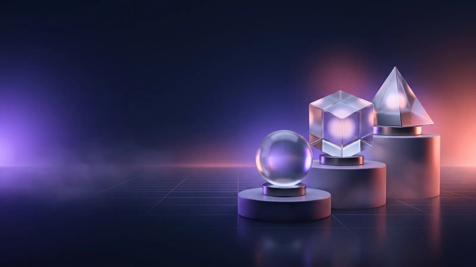 Uma esfera, um cubo e uma pirâmide de vidro em três pedestais de alturas diferentes.