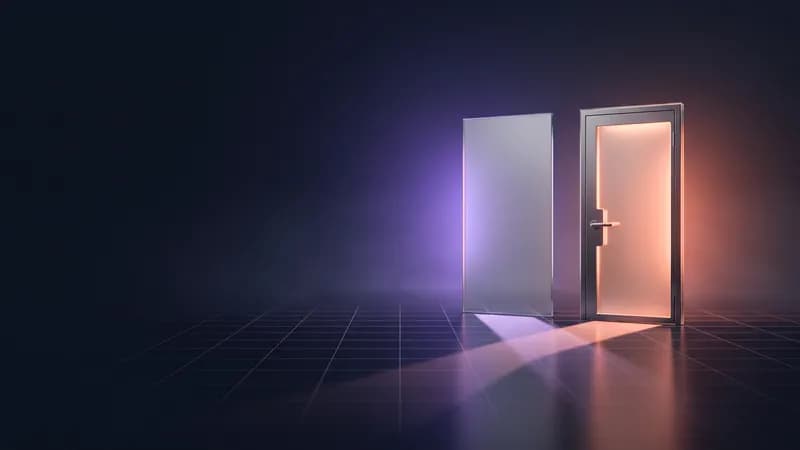 Duas portas lado a lado, uma fechada e outra aberta com luz a sair.