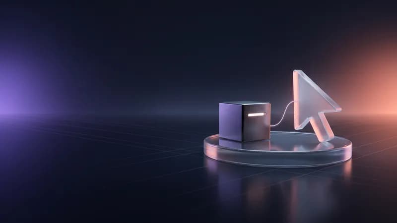 Cubo de metal com uma ranhura de luz, frente a frente com um cursor de rato em vidro fosco, num pedestal de vidro redondo.