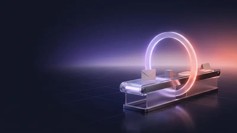 Tapete rolante de vidro com um envelope e pequenas caixas a passar por um anel de luz.