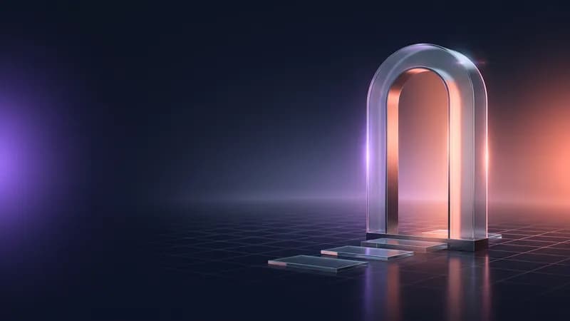 Arco de vidro em forma de porta, com degraus de vidro a conduzir até ele.