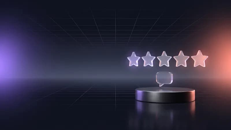 Cinco estrelas de vidro por cima de um pequeno balão de conversa, num pedestal de metal.